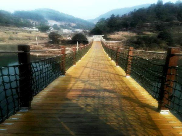防腐木吊橋