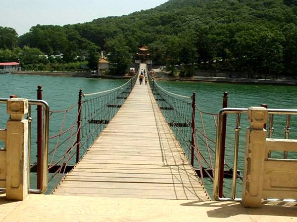 防腐木吊橋