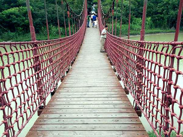 防腐木吊橋