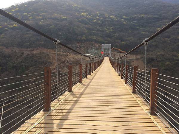 防腐木吊橋