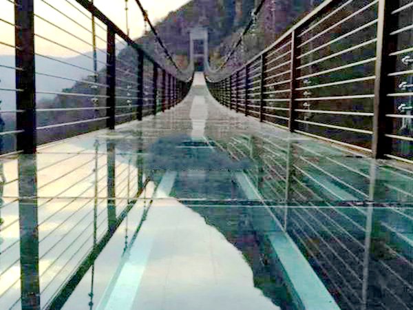 玻璃吊橋