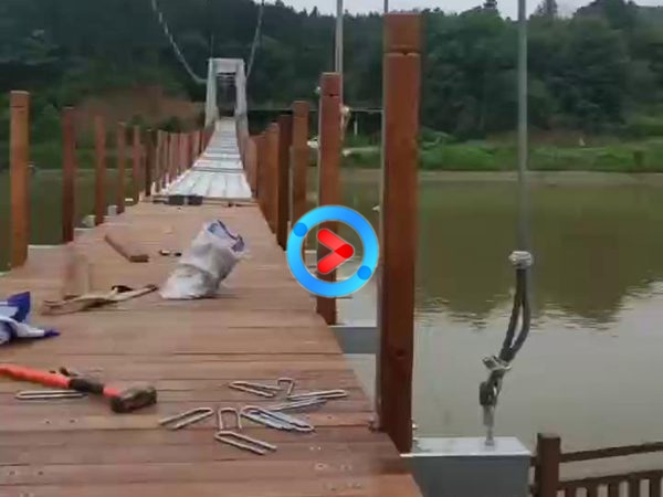 防腐木吊橋