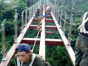玻璃吊橋