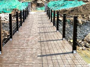 防腐木吊橋